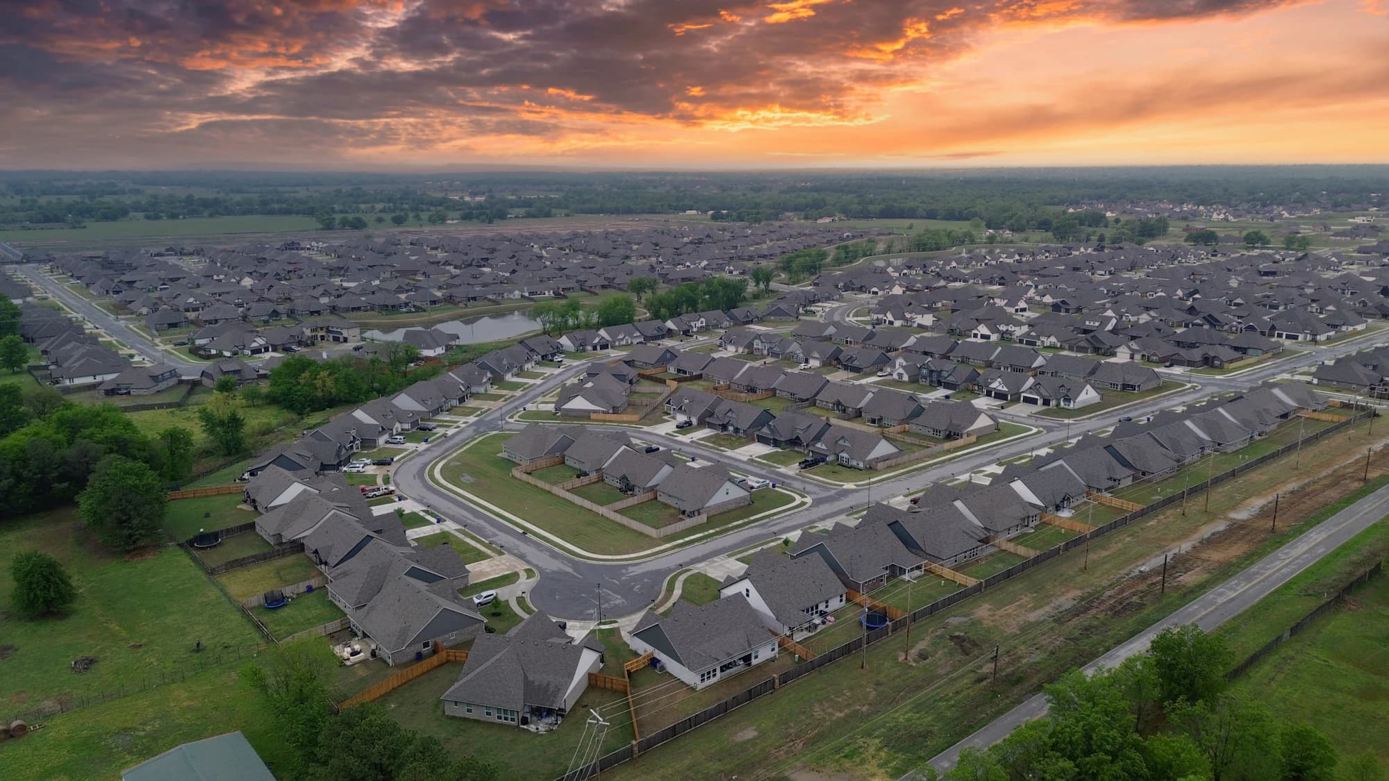 Vista aérea de un extenso barrio residencial estadounidense al atardecer