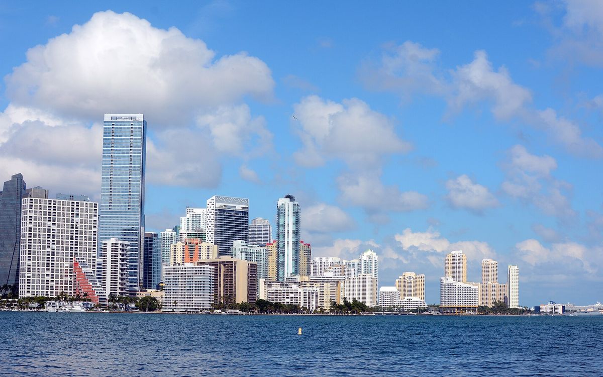 Skyline de Miami visto desde la bahía